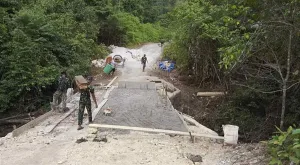 Pengecoran Jembatan TMMD di Kampung Sesor Hampir Selesai