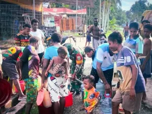 Koramil Mapurujaya Bantu Warga Mwuare Atasi Krisis Air Bersih