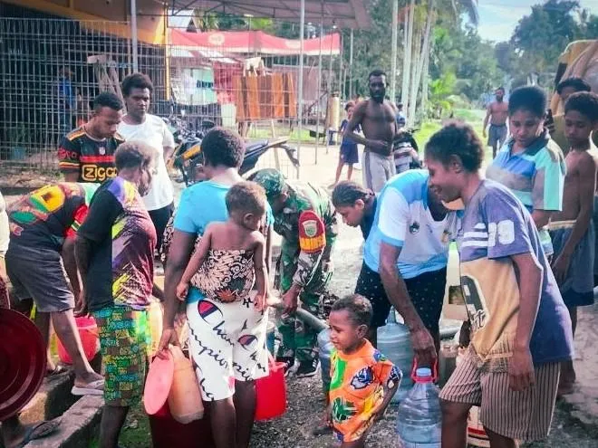 Koramil Mapurujaya Bantu Warga Mwuare Atasi Krisis Air Bersih 1 Koramil Mapurujaya Bantu Warga Mwuare Atasi Krisis Air Bersih