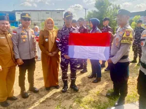 Prajurit Lanal Bintan Bagikan Bendera Merah Putih ke Warga