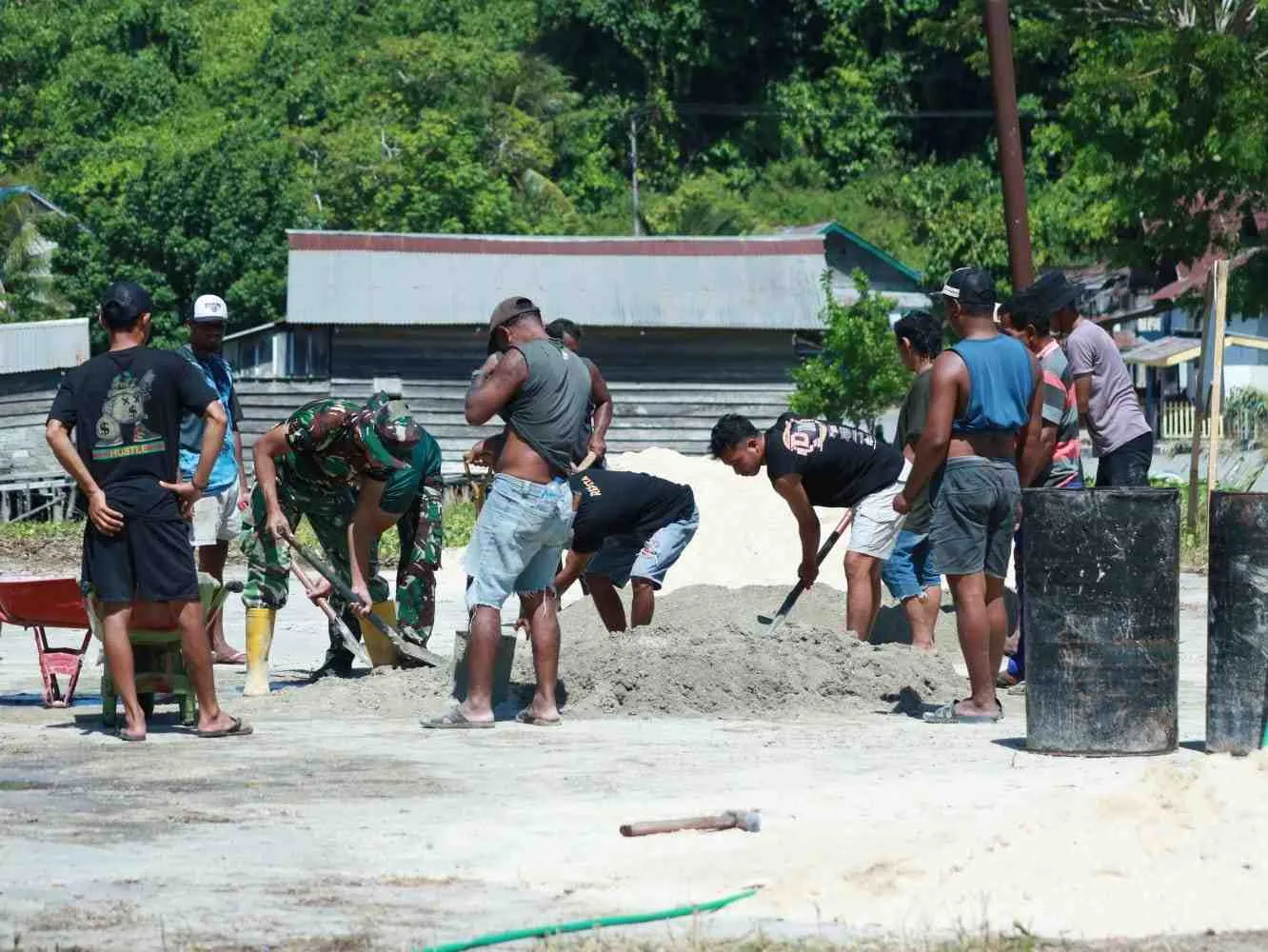 Satgas TMMD Hidupkan Kembali Lapangan Voli Desa Bokimaake