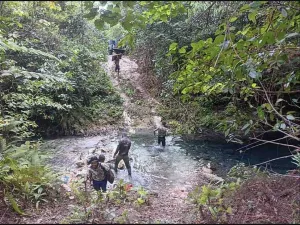 Medan Terjal Tak Halangi Satgas TMMD Bangun Kampung Sesor