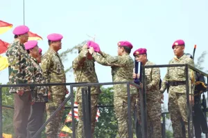 Wapang TNI dan Pejabat Negara Terima Warga Kehormatan Marinir