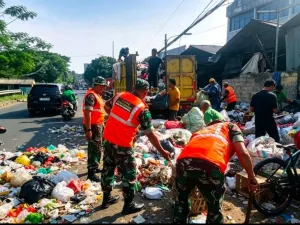Satgas Sampah Koramil Ciputat Bersihkan Pasar Tangani Darurat Sampah