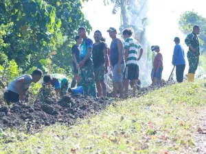 Satgas TMMD Bersama Warga Bersihkan Saluran Air Desa Lolobata
