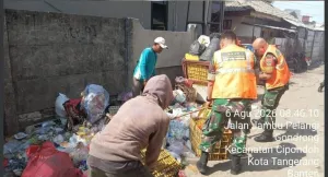 Satgas Koramil 01 Bersihkan Tumpukan Sampah Berbau Menyengat