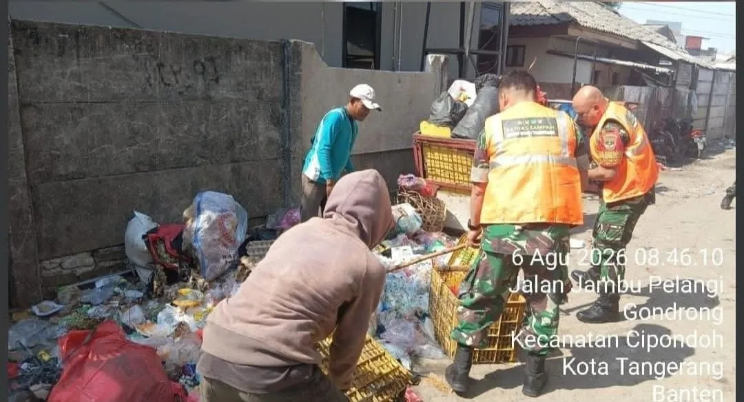 Satgas Koramil 01 Bersihkan Tumpukan Sampah Berbau Menyengat 1 Satgas Koramil 01 Bersihkan Tumpukan Sampah Berbau Menyengat