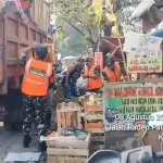 Babinsa dan Warga Bersihkan Tumpukan Sampah di Pasar Lembang