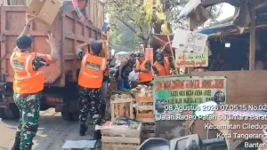 Babinsa dan Warga Bersihkan Tumpukan Sampah di Pasar Lembang