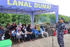 Danlanal Dumai Pimpin Bakti Sosial dan Bersih Pantai di Kampung Nelayan