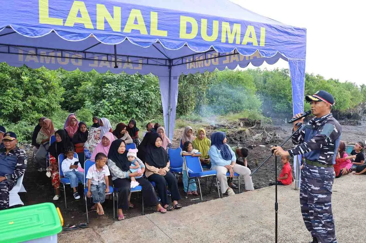 Danlanal Dumai Pimpin Bakti Sosial dan Bersih Pantai di Kampung Nelayan