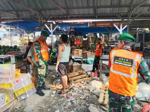 Babinsa Ciputat Ajak Pedagang Pasar Dukung Penanganan Darurat Sampah
