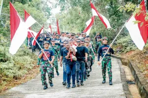 Merah Putih Raksasa Berkibar di Gunung Cycloop, 1.200 Warga Bersatu