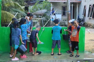 Sumur Bor TMMD Hadirkan Air Bersih, Senyum Anak-Anak Warnai Wasile Tengah