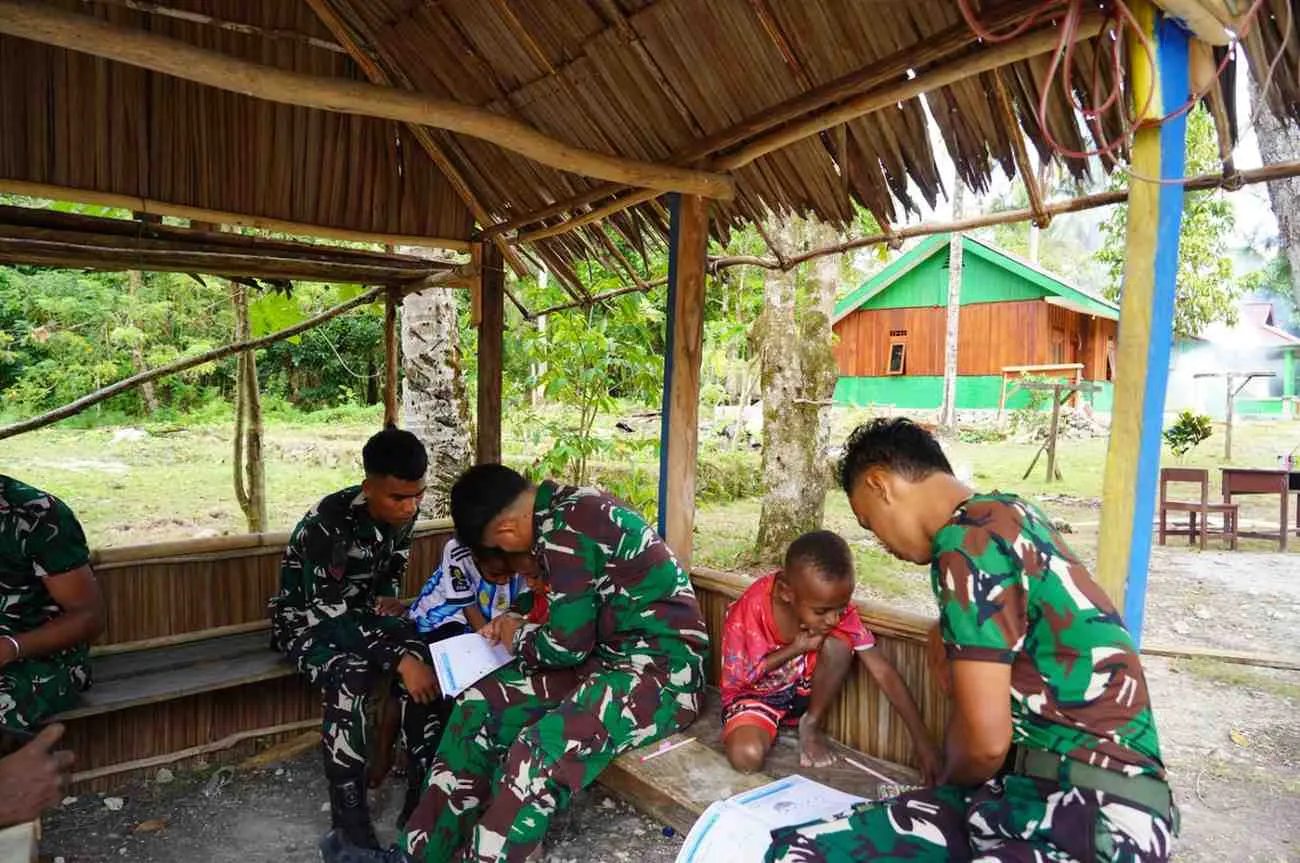 Canda Anak Kampung Sesor Warnai Kedekatan Satgas TMMD Ke-129