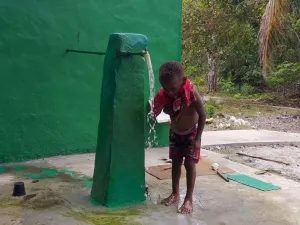 Air Bersih Mengalir, Anak-Anak Kampung Sesor Rasakan Manfaat TMMD