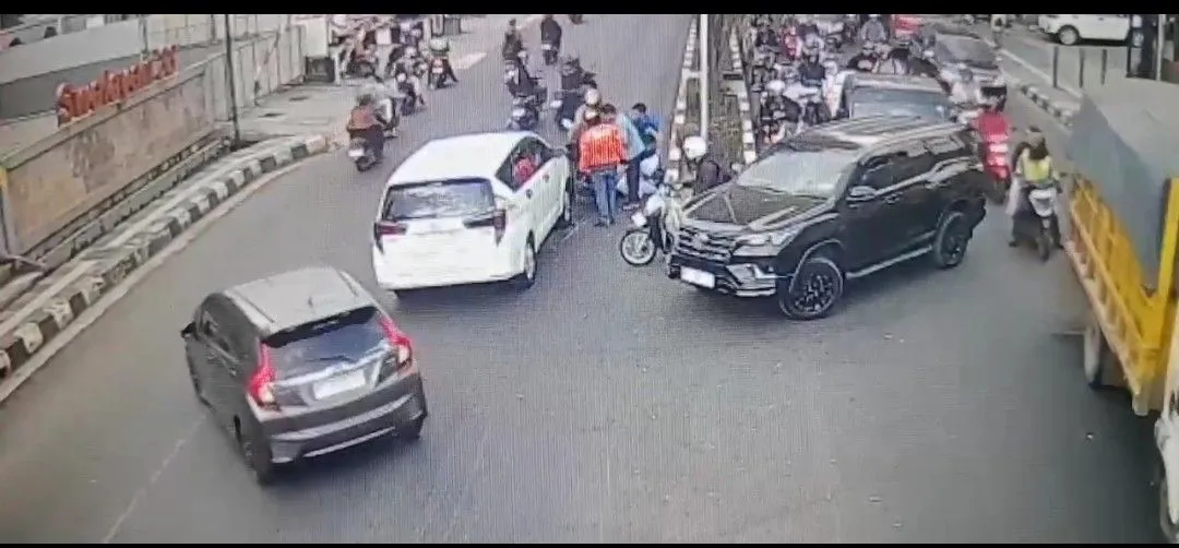 Wakapolsek Samarinda Ulu Dipukul Saat Evakuasi Korban Kecelakaan 1 Wakapolsek Samarinda Ulu Dipukul Saat Evakuasi Korban Kecelakaan