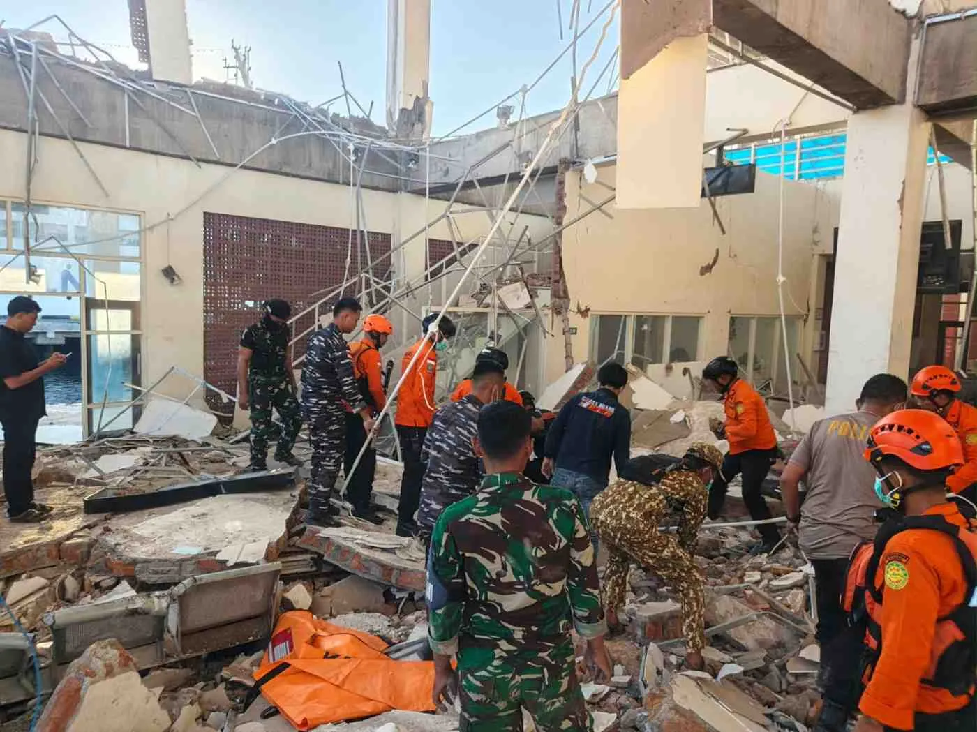 TNI Kerahkan Personel, Hercules dan KRI Tangani Gempa NTT
