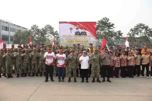 Danramil Tangerang Turun Langsung Bersihkan Kali Sabi Jelang HUT RI