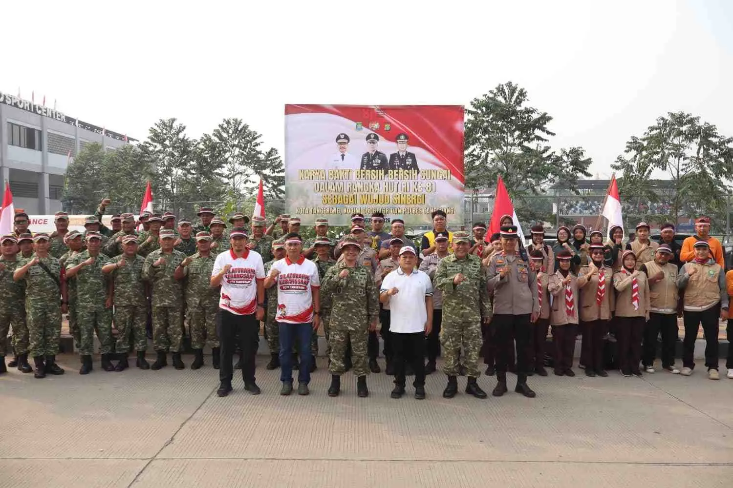 Danramil Tangerang Turun Langsung Bersihkan Kali Sabi Jelang HUT RI