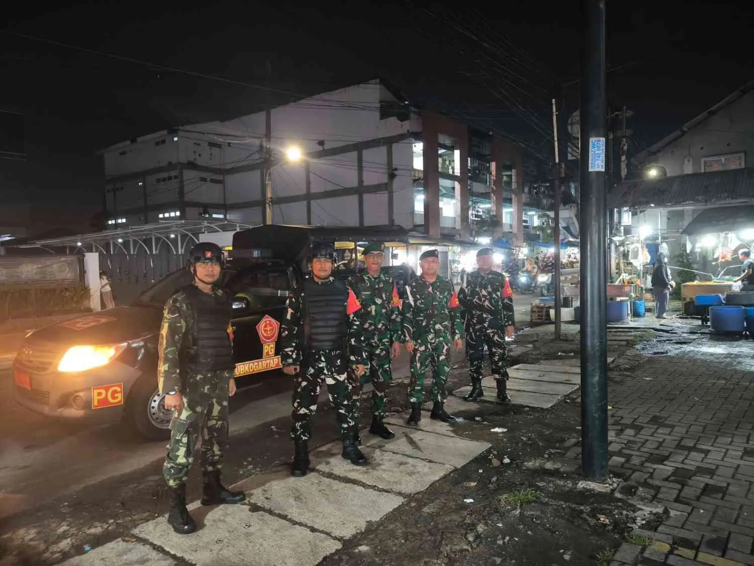 Babinsa Kodim 0506/Tangerang Intensifkan Patroli Malam Jaga Kamtibmas 1 Babinsa Kodim 0506/Tangerang Intensifkan Patroli Malam Jaga Kamtibmas