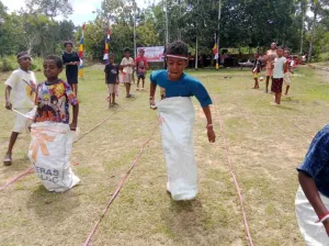 Kepala Suku Senggi Bagikan Sembako dan Gelar Lomba HUT Ke-81 RI