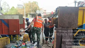 Satgas Sampah Koramil 01 Tangerang Bersihkan Tumpukan Sampah di Gempol Raya