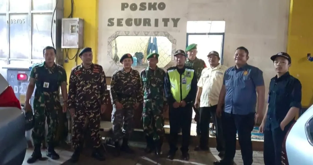 Patroli Malam, Babinsa dan Komduk Sambangi Pos Security di Tangerang