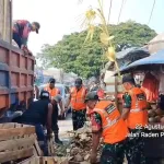 Koramil Ciledug dan Warga Bersihkan Tumpukan Sampah di Pasar Lembang