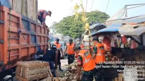 Koramil Ciledug dan Warga Bersihkan Tumpukan Sampah di Pasar Lembang