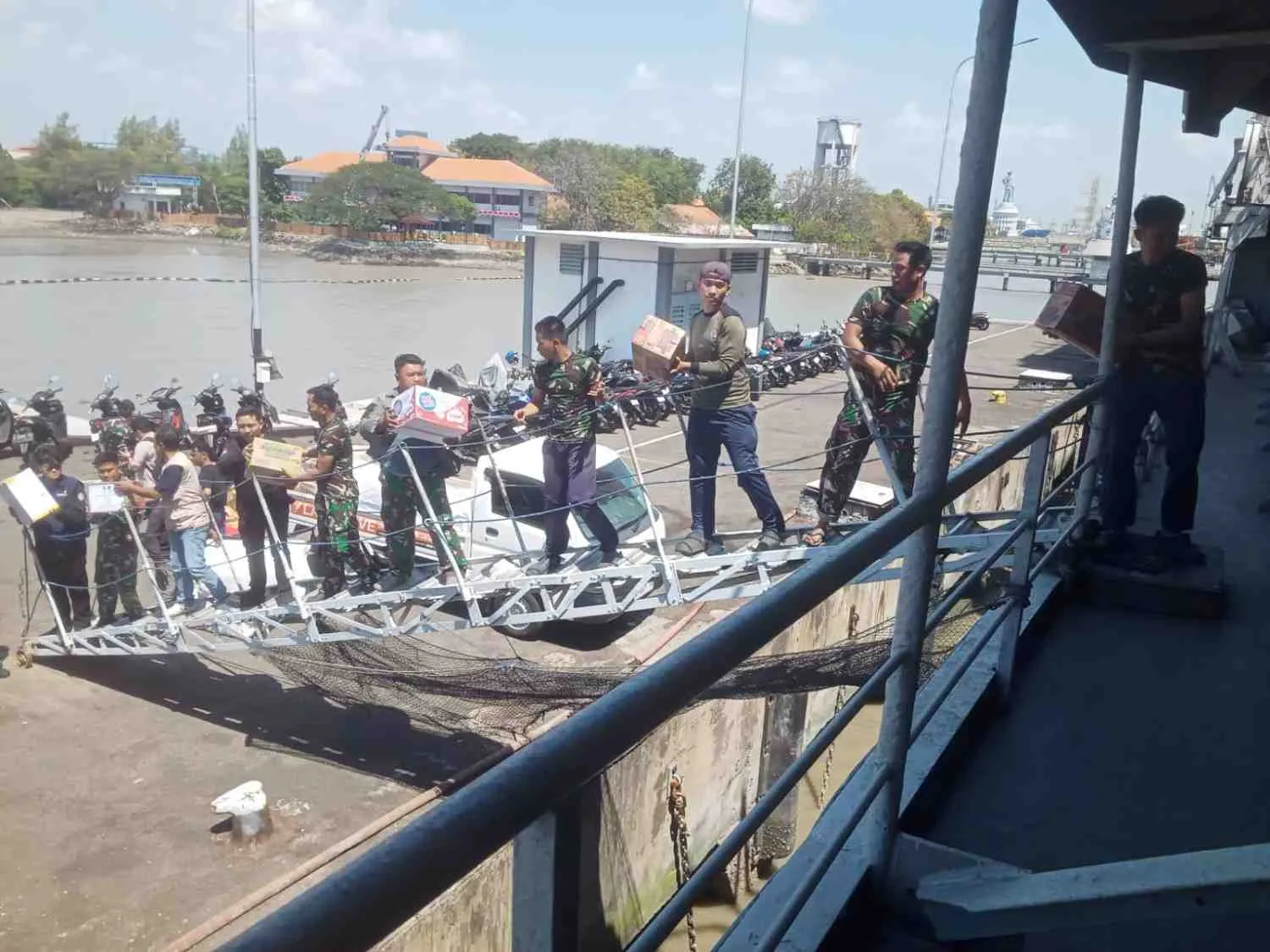 Hari Kedelapan Gempa NTT, TNI Salurkan 695,170 Ton Bantuan