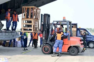 TNI AU Angkut Bantuan Presiden untuk Perkuat Penanganan Karhutla Kalsel