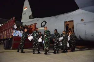 Hari Kesepuluh Gempa NTT, TNI Salurkan 825,585 Ton Bantuan