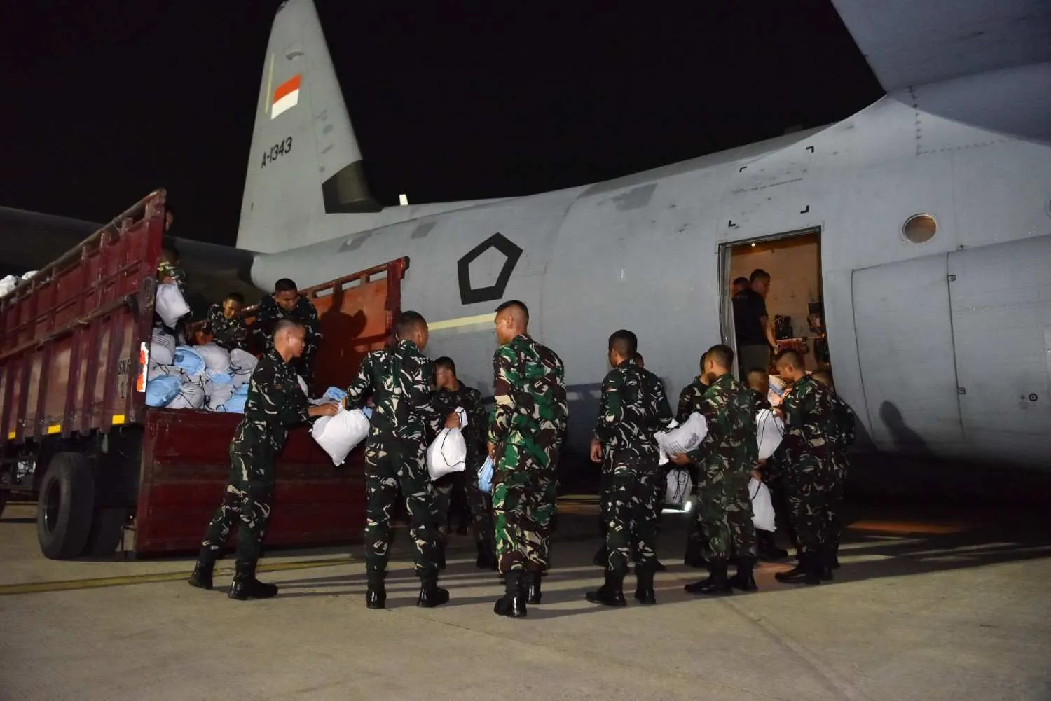 Hari Kesepuluh Gempa NTT, TNI Salurkan 825,585 Ton Bantuan