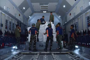 Hari Ke-13 Gempa NTT, TNI Salurkan 946,923 Ton Bantuan