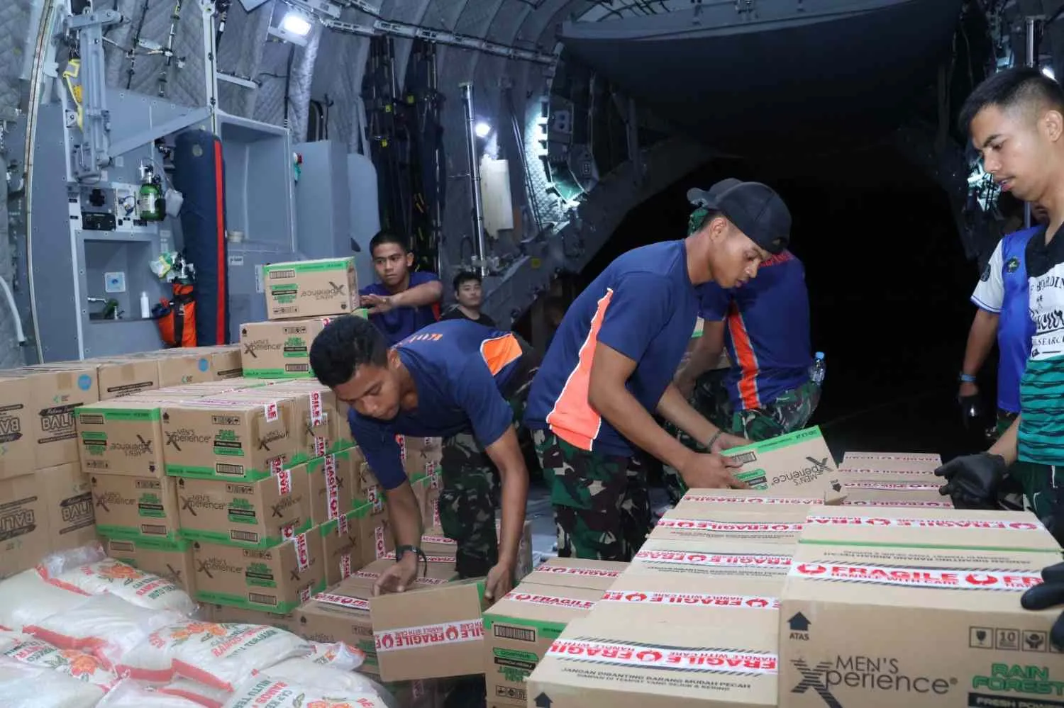 Hari Ke-15, TNI AU Distribusikan 729,956 Ton Bantuan untuk NTT 1 Hari Ke-15, TNI AU Distribusikan 729,956 Ton Bantuan untuk NTT
