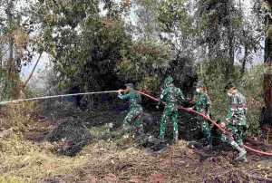 Satgas Lanud Sjamsudin Noor Padamkan Bara Gambut, Lindungi Permukiman