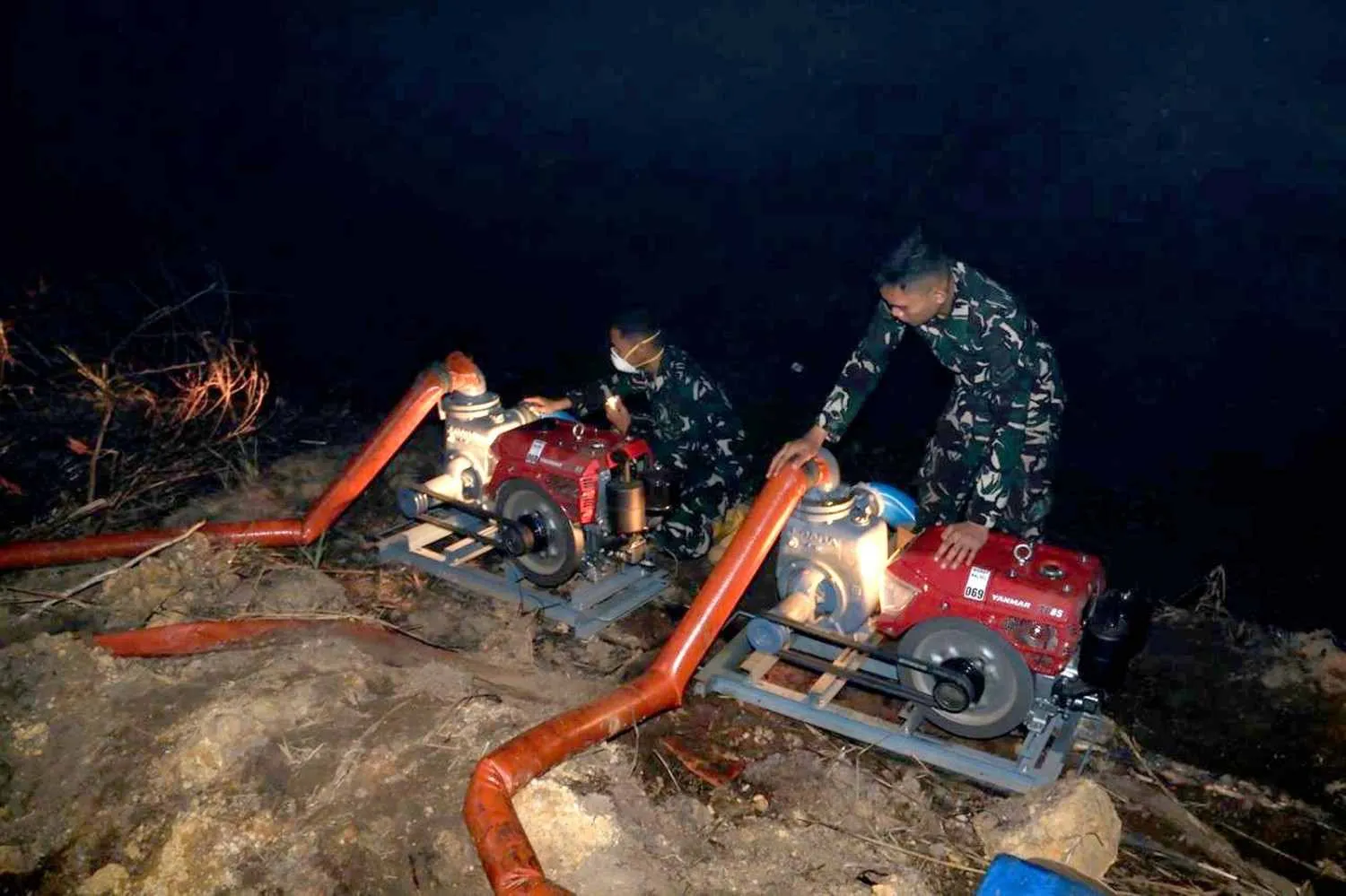 Satgas Lanud Sjamsudin Noor Perkuat Penanganan Karhutla hingga Dini Hari
