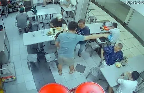 Lansia Pemilik Warung Mi di Singapura Dibanting Pengunjung Usai Elus Kepala Anak