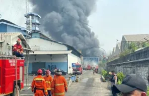 Kebakaran Pabrik di Bekasi Utara, Damkar Kerahkan 10 Armada