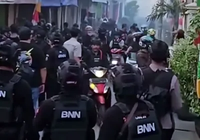BNN Gerebek Kampung Bahari, Petugas Dihujani Mercon