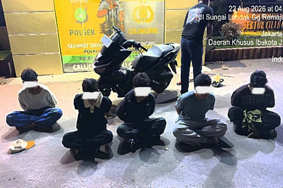 Pulang dari Polsek Cilincing, Orang Tua Akui Diminta Uang Jutaan oleh Penasihat Hukum 1 Lima remaja berinisial MR, ADK, MFS, MH, dan NAD yang sebelumnya diamankan di Polsek Cilincing, Jakarta Utara, pada Sabtu (22/8/2026)