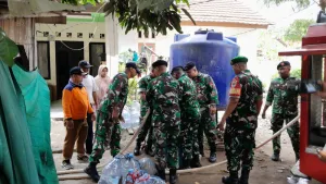 TNI Salurkan 5.000 Liter Air Bersih untuk Warga Keranggan