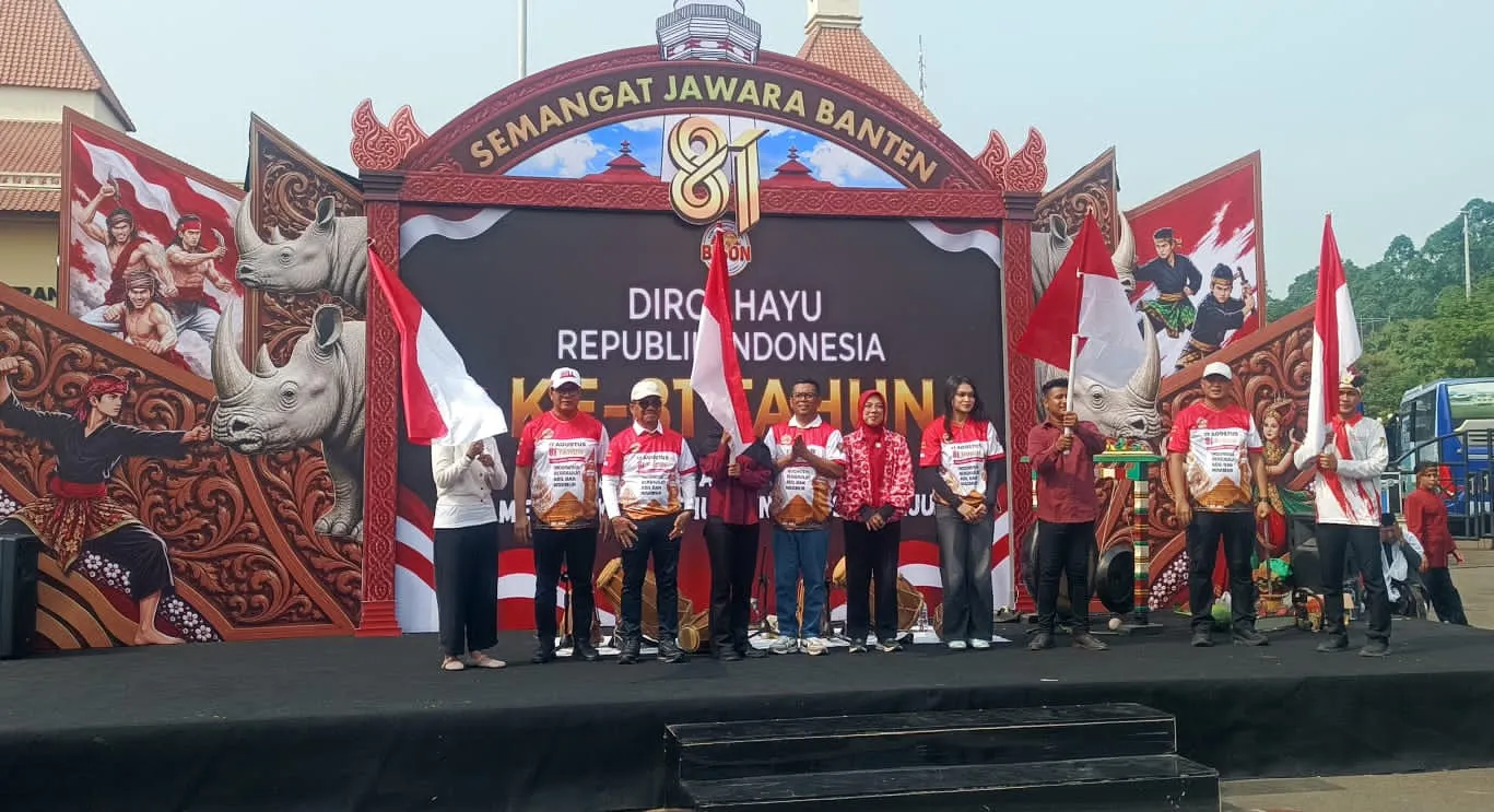 Babinsa Sukaasih Amankan Kirab Merah Putih Jelang HUT RI ke-81
