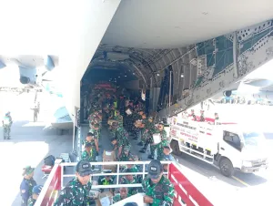 Hari Ke-12 Gempa NTT, TNI Salurkan 925,638 Ton Bantuan