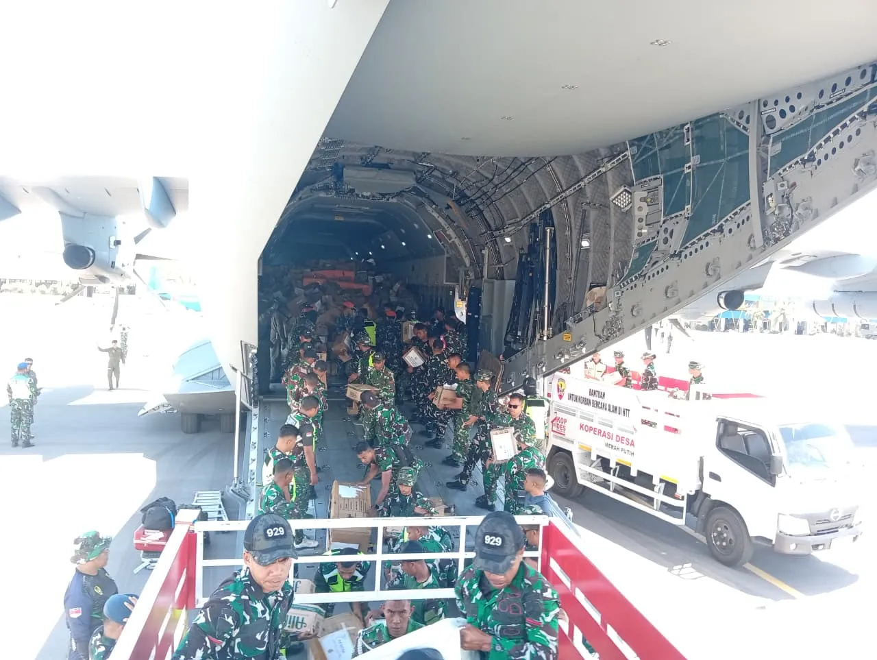 Hari Ke-12 Gempa NTT, TNI Salurkan 925,638 Ton Bantuan 1 Hari Ke-12 Gempa NTT, TNI Salurkan 925,638 Ton Bantuan