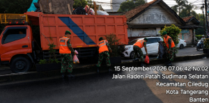 Koramil 04/Ciledug dan Warga Bersihkan Darurat Sampah Pasar Lembang
