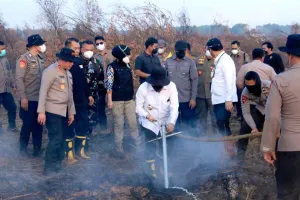 Danlanud Sjamsudin Noor Uji Inovasi Injeksi Air untuk Padamkan Karhutla