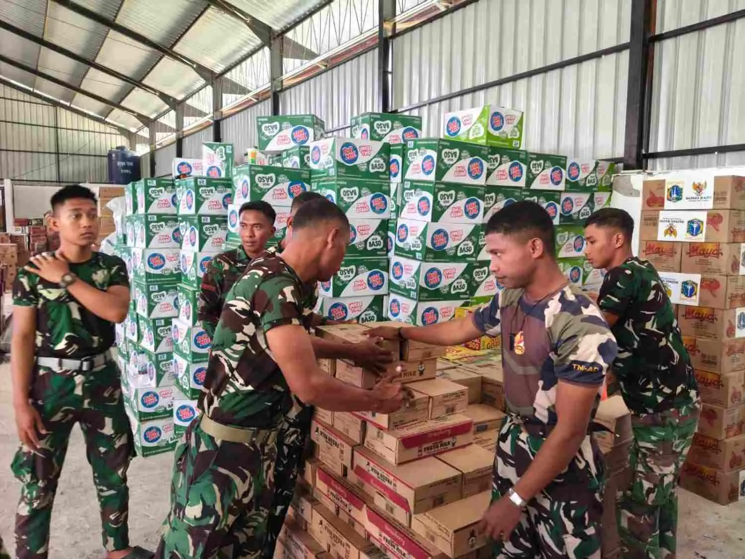 Hari Ke-17 Gempa NTT, TNI Salurkan 1.032,921 Ton Bantuan