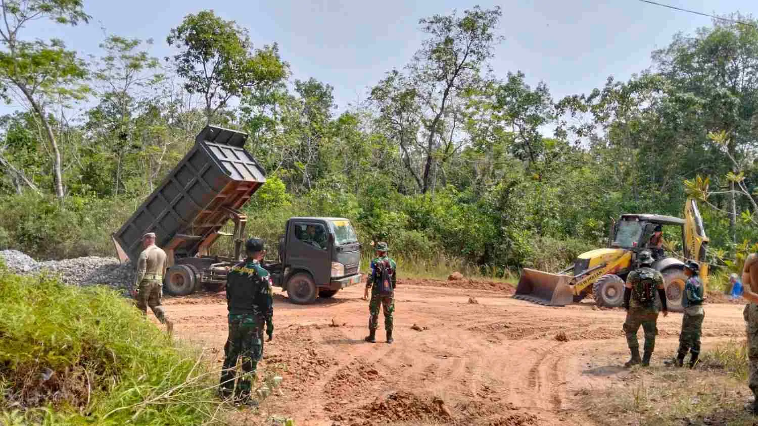 Wadan Kodiklat TNI Tinjau Pengerasan Jalan Tiga Kilometer di Baturaja